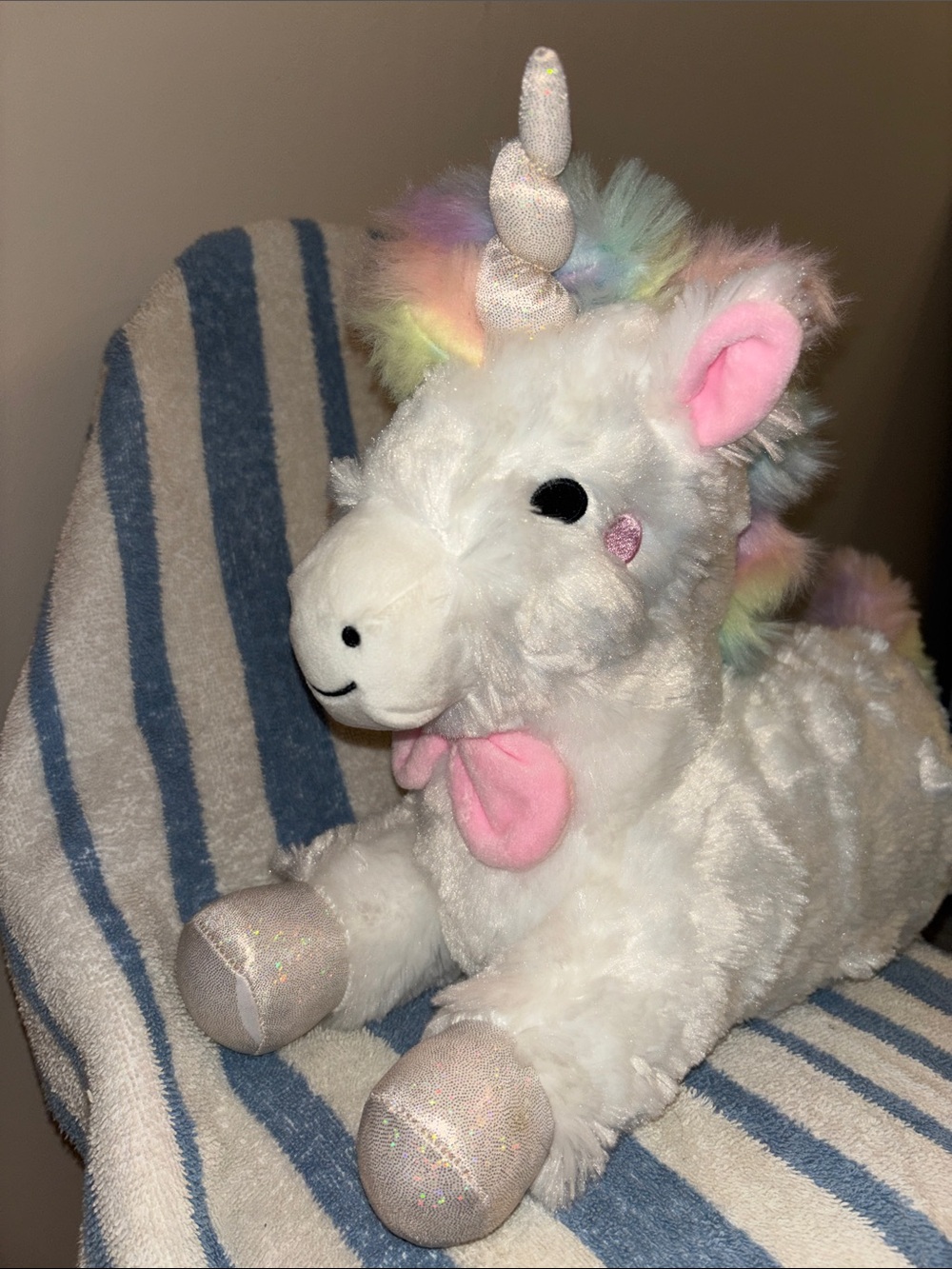 FAO Schwarz Glow Brights Unicorn very soft sounds so pretty.. 15 inches